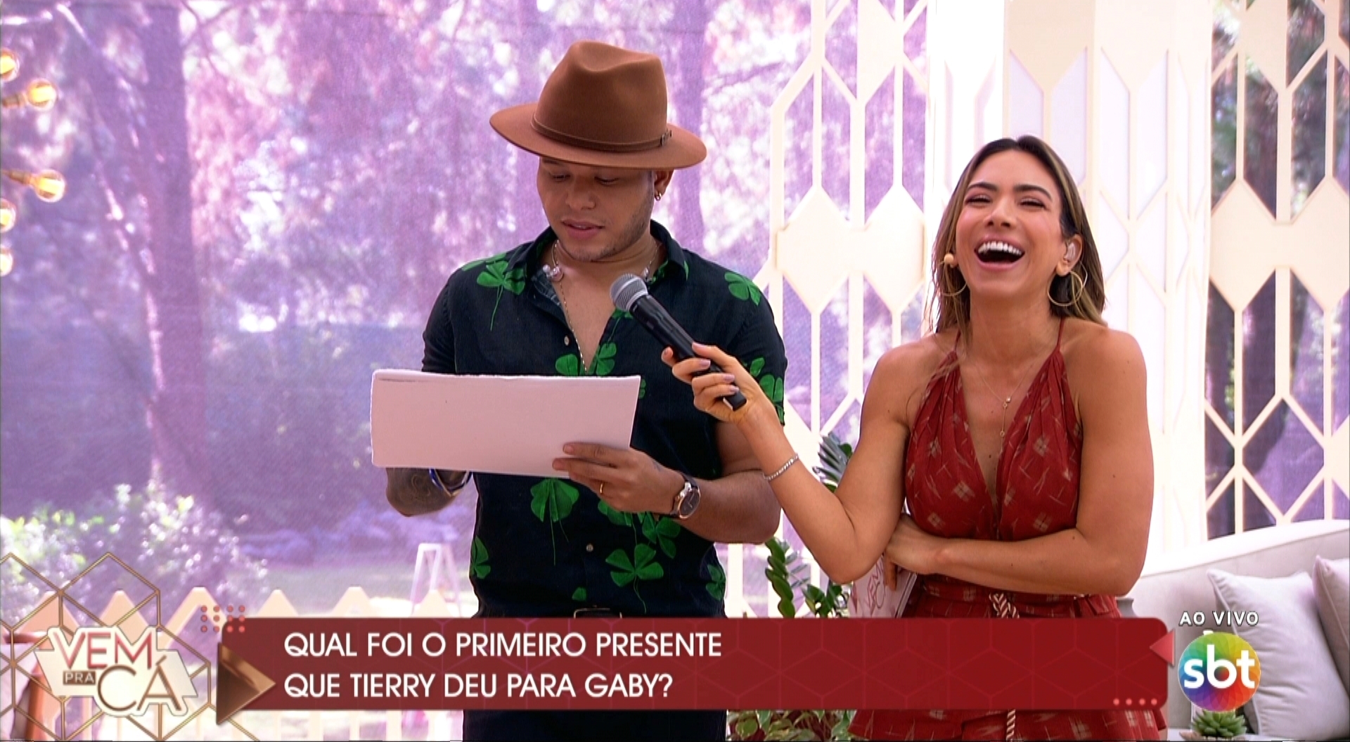 Cantor Tierry foi a atração musical do Vem Pra Cá desta sexta-feira (26) com Patrícia Abravanel e Gabriel Cartolano no comando (Reprodução: SBT)