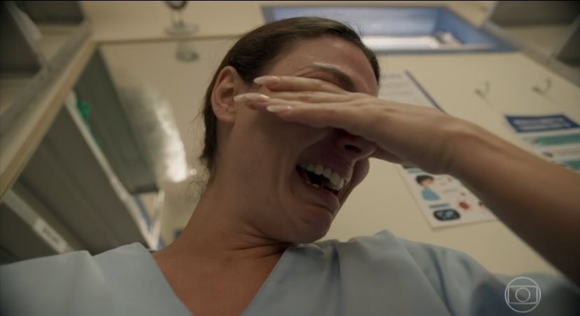 Unha bem feita de Betina chama a atenção na web (Reprodução: Globo)