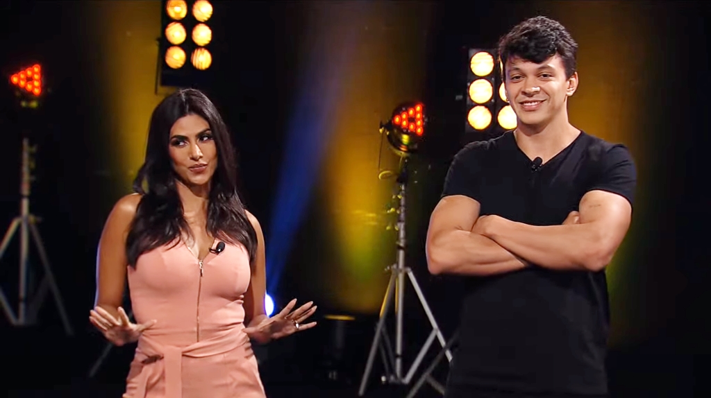 Flávia Noronha e Júlio Cocielo durante evento que anunciou a nova programação da RedeTV! (Reprodução: RedeTV!)