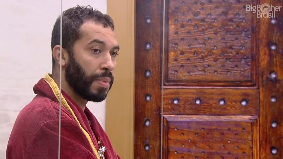 Gilberto conversa com Sarah no BBB 21