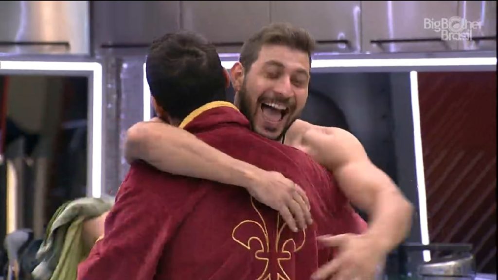 Gilberto e Caio se abraçam no BBB 21