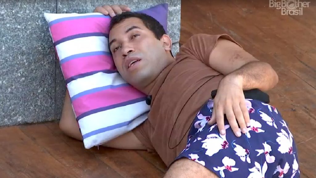 Gilberto e Juliette conversam na área externa do BBB 21 (Reprodução Globoplay)