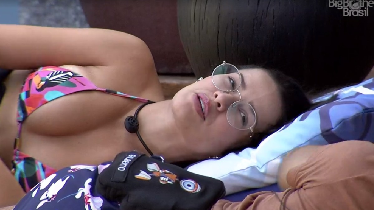 Gilberto e Juliette conversam na área externa do BBB 21