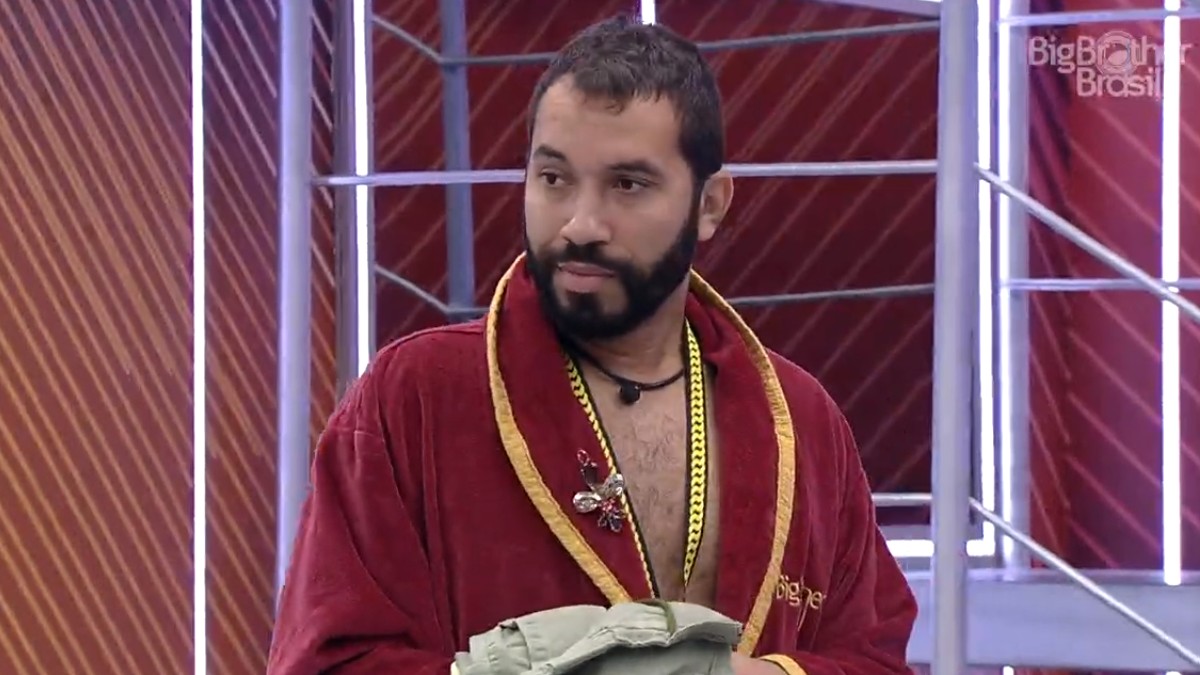 Gilberto se prepara para o cinema do Líder no BBB 21
