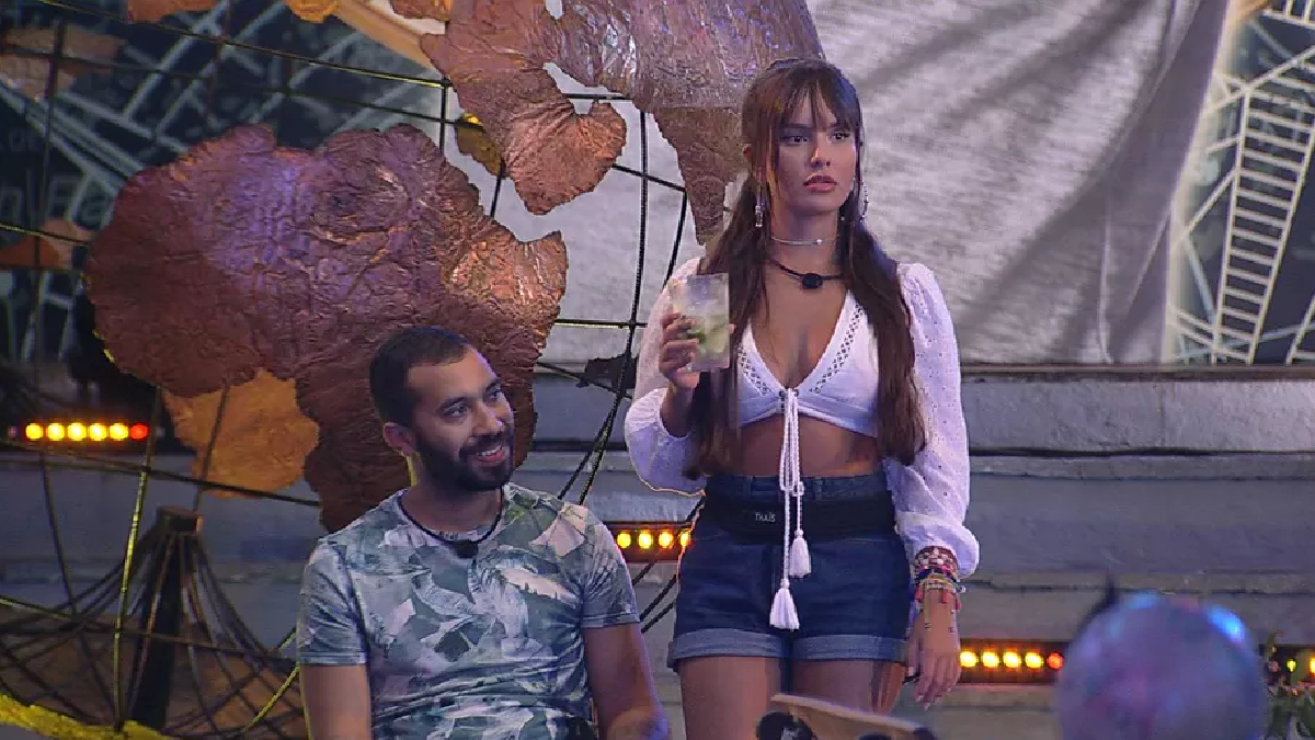 Gilberto e Thaís conversam no BBB 21