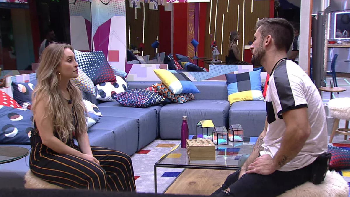 Carla Diaz e Arthur tem DR durante Festa C&A