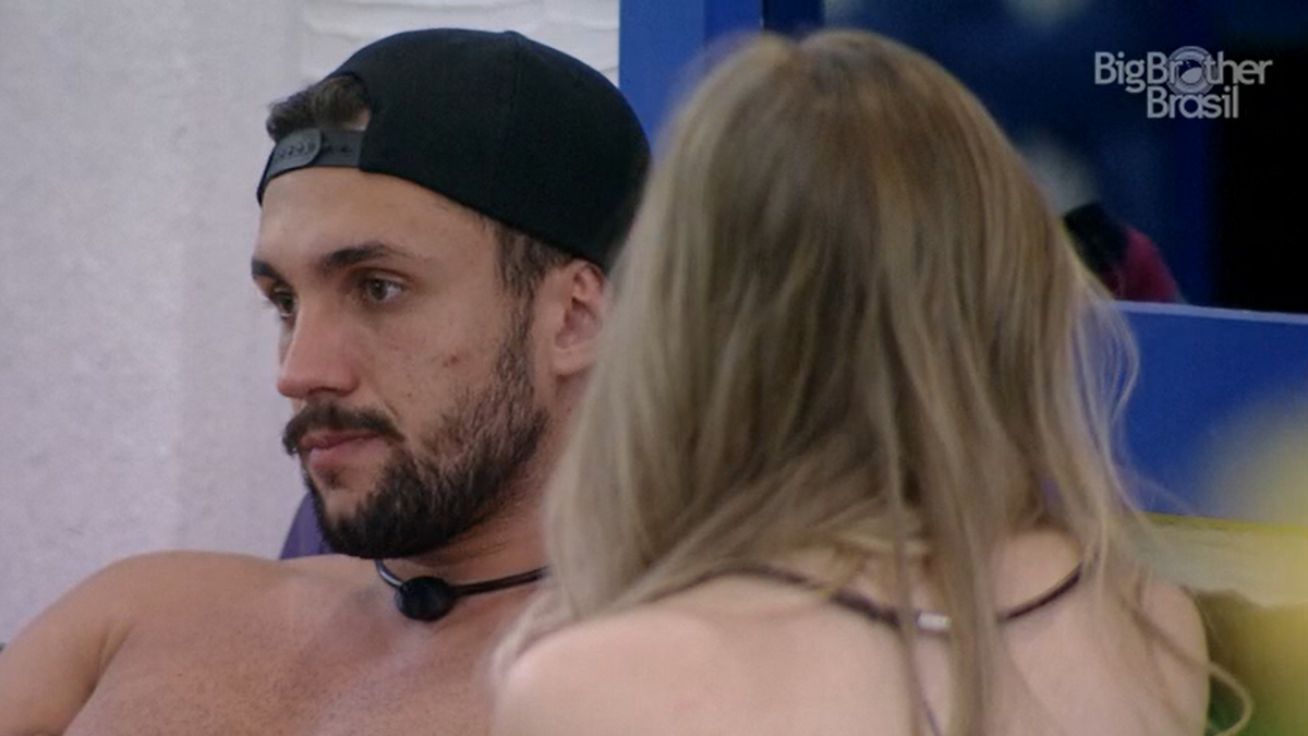Arthur e Carla Diaz conversam no BBB 21