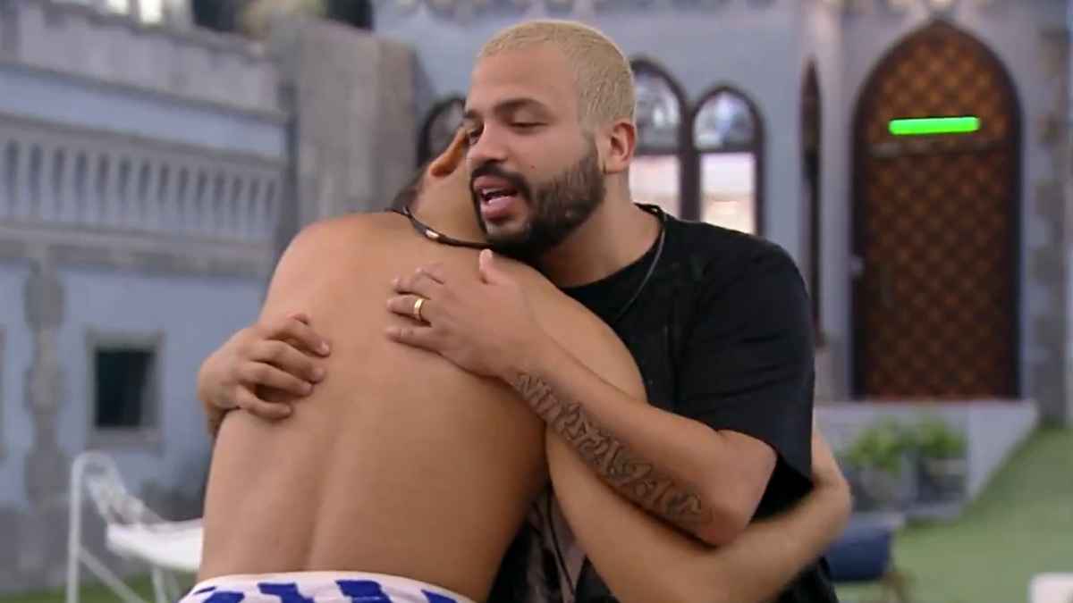 Gilberto e Projota se abraçam no BBB 21