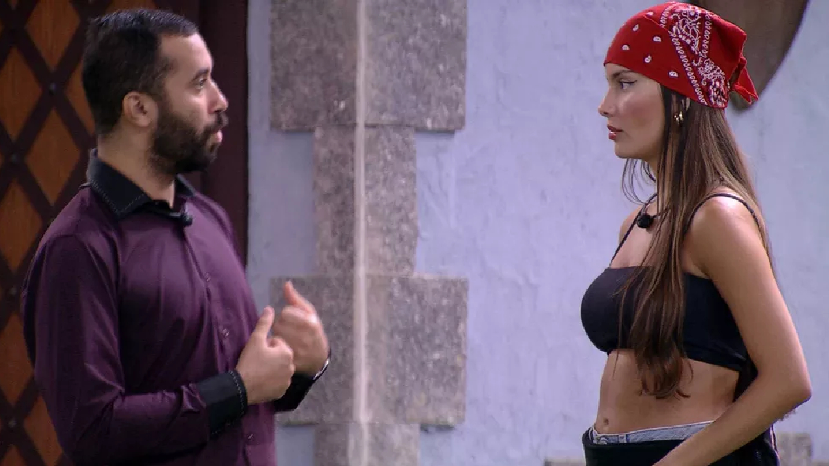 Gilberto e Thaís conversam no BBB 21
