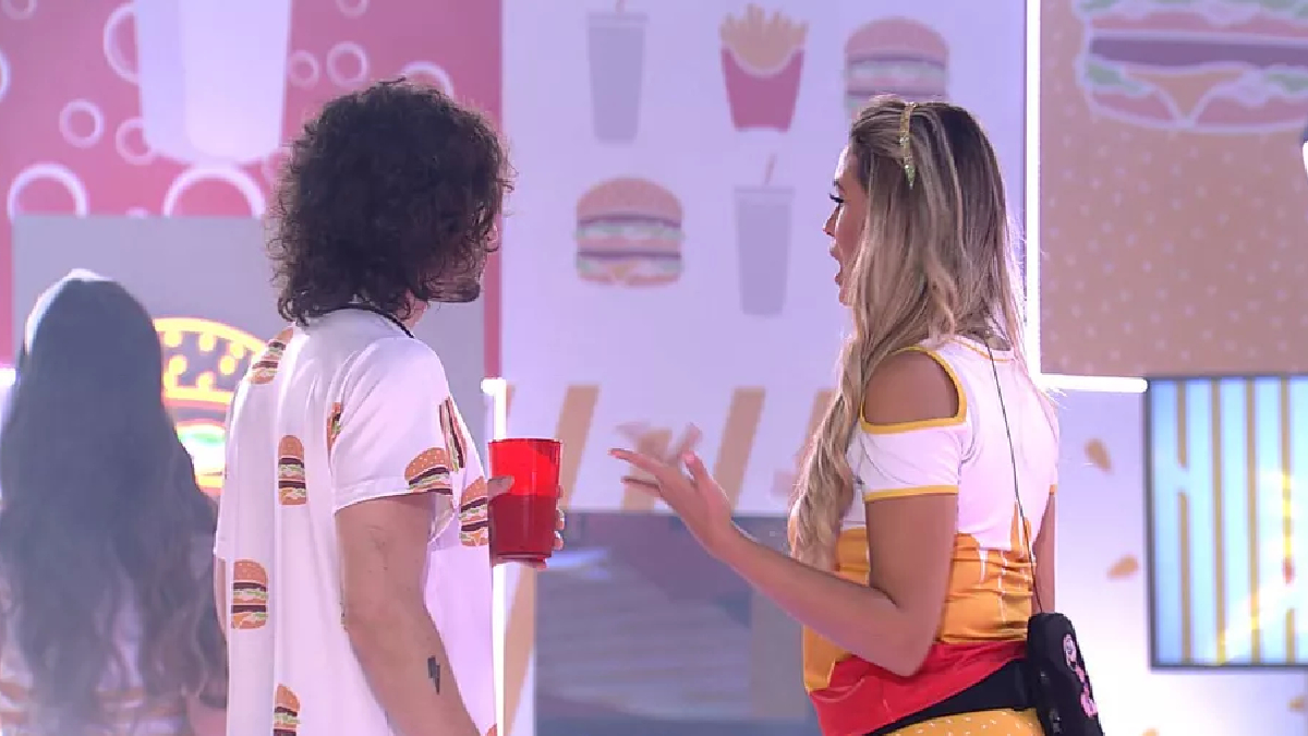 Fiuk e Sarah conversam no BBB 21