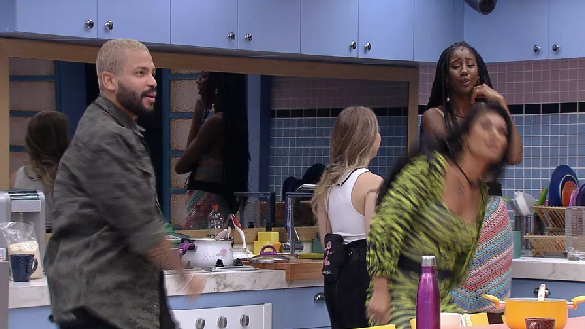 Brother brincam na cozinha da Xepa do BBB 21