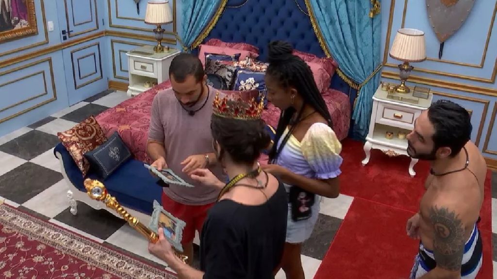 Fiuk mostra fotos da sua família para os brothers no BBB 21