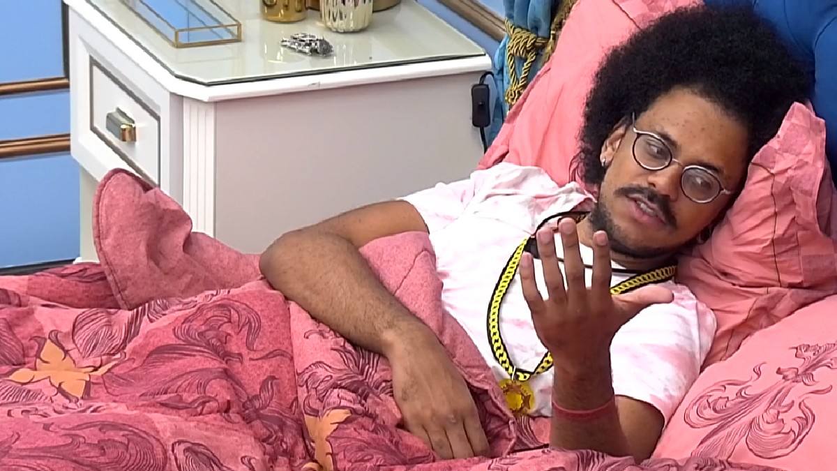 João Luiz conversa com Camilla de Lucas no BBB 21
