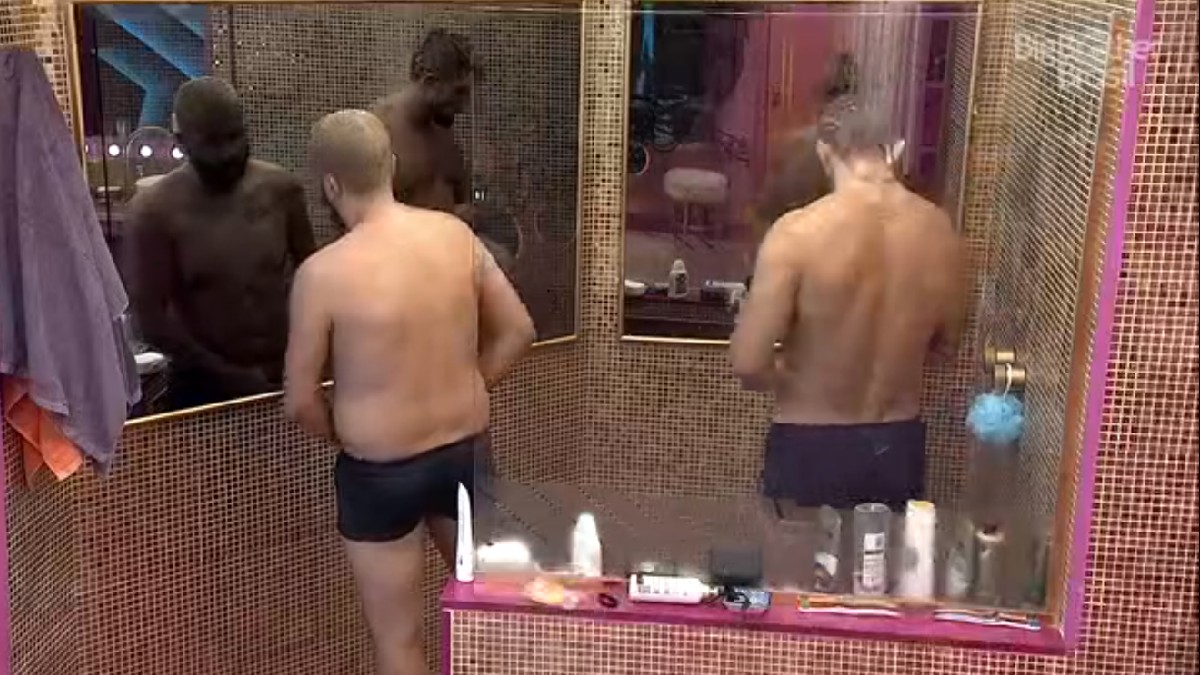 Arthur e Projota tomam banho no BBB 21