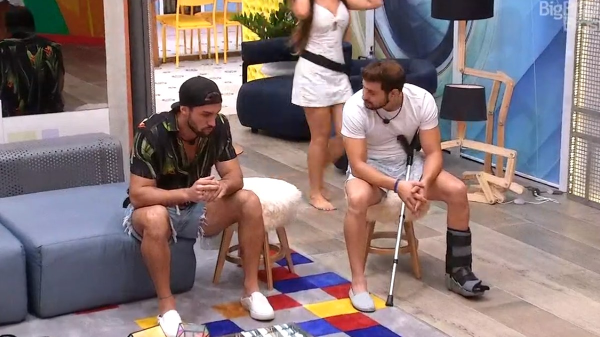 Arthur reclama sobre Carla Diaz com Caio no BBB 21