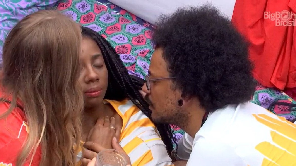 Carla Diaz e João Luiz acalmam Camilla de Lucas no BBB 21