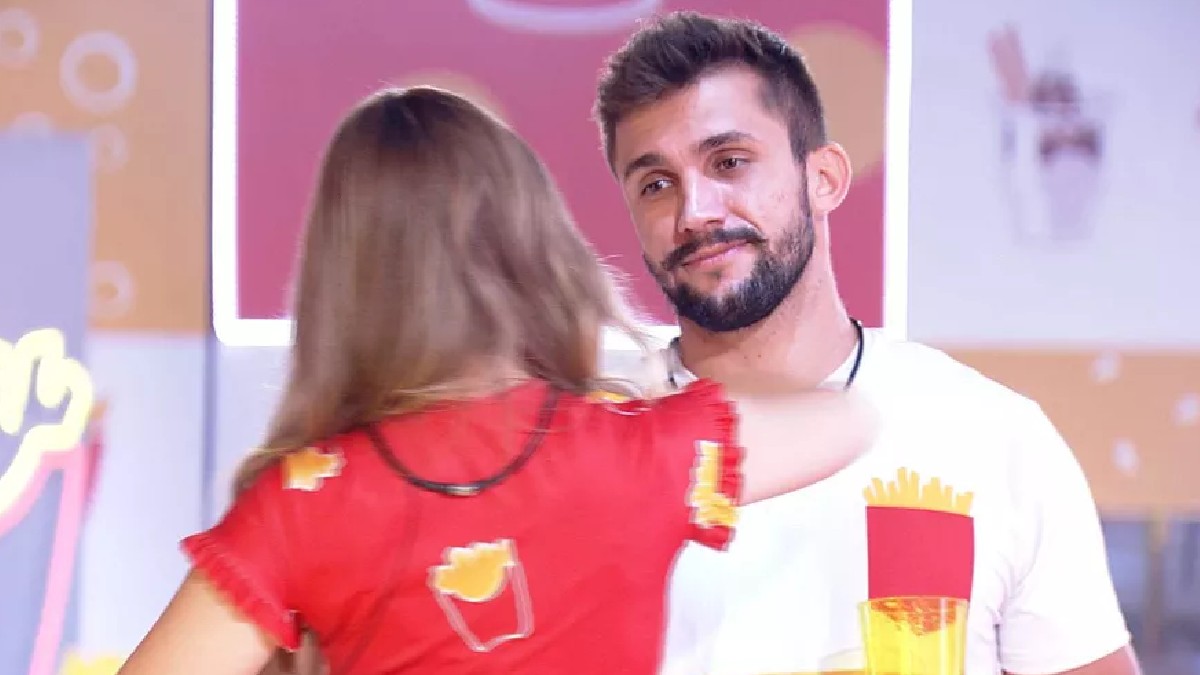Carla Diaz e Arthur na Festa Mc Donalds do BBB 21