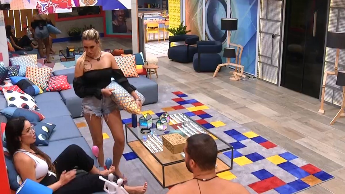 Sarah, Gilberto e Juliette (G3) na sala de estar do BBB 21