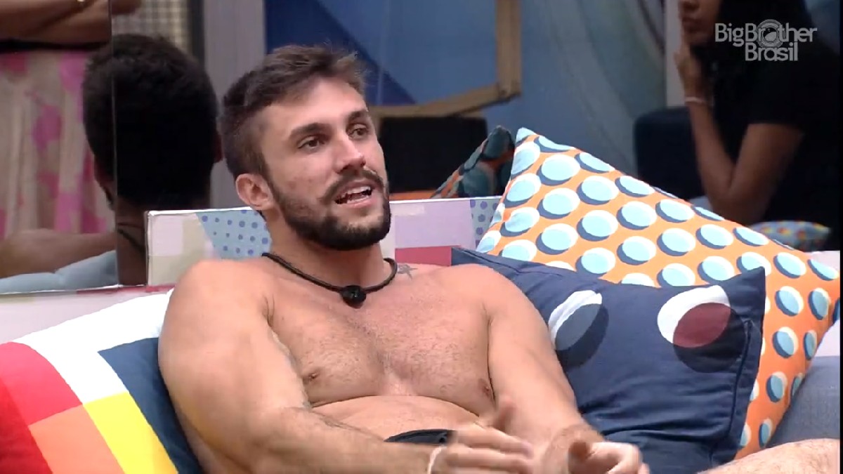 Arthur brinca com Juliette no BBB 21