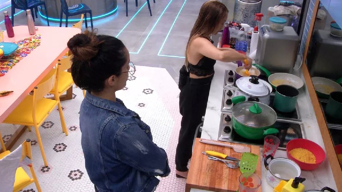 Juliette e Carla Diaz na cozinha da Xepa no BBB 21