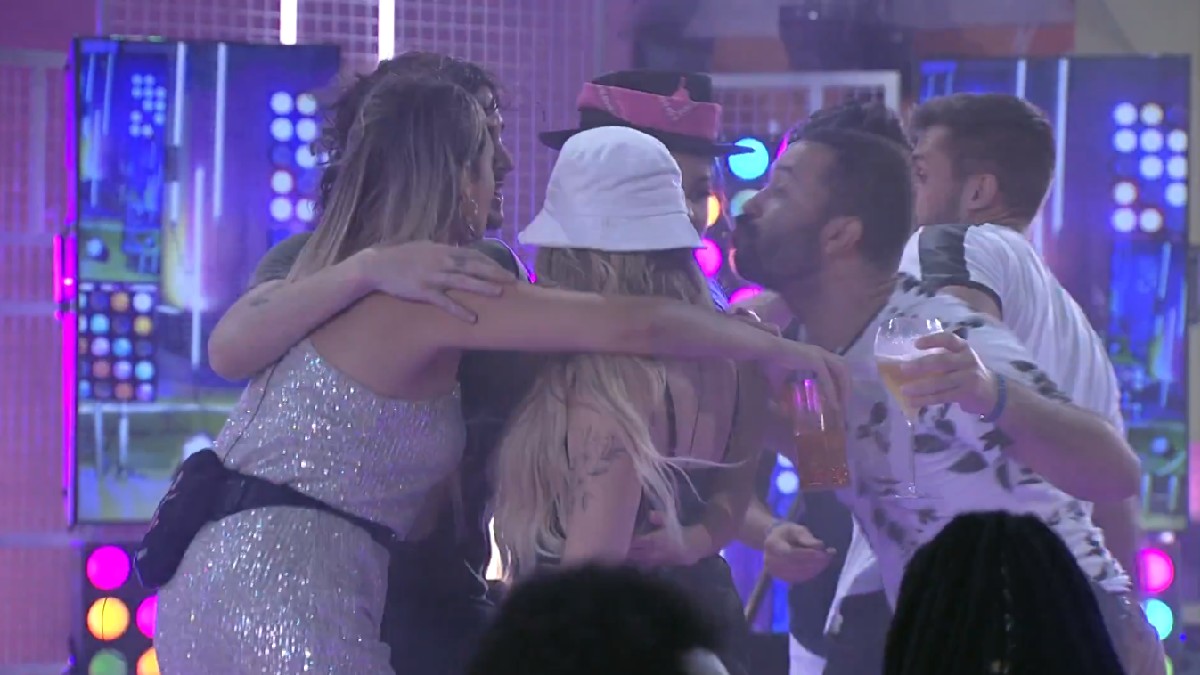 Sarah, Juliette, Fiuk e Gilberto dão selinho quádruplo no BBB 21