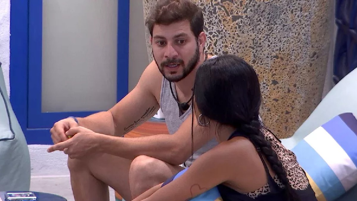 Caio conversa com Pocah no BBB 21