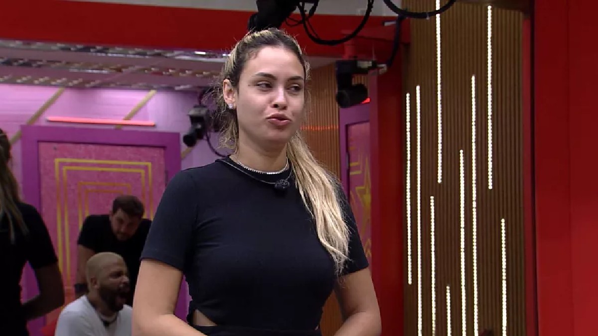 Sarah na saída do confessionário do BBB 21