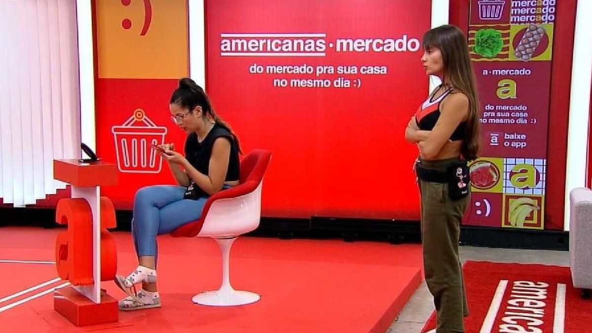 Thaís se estressa com Juliette na hora das compras