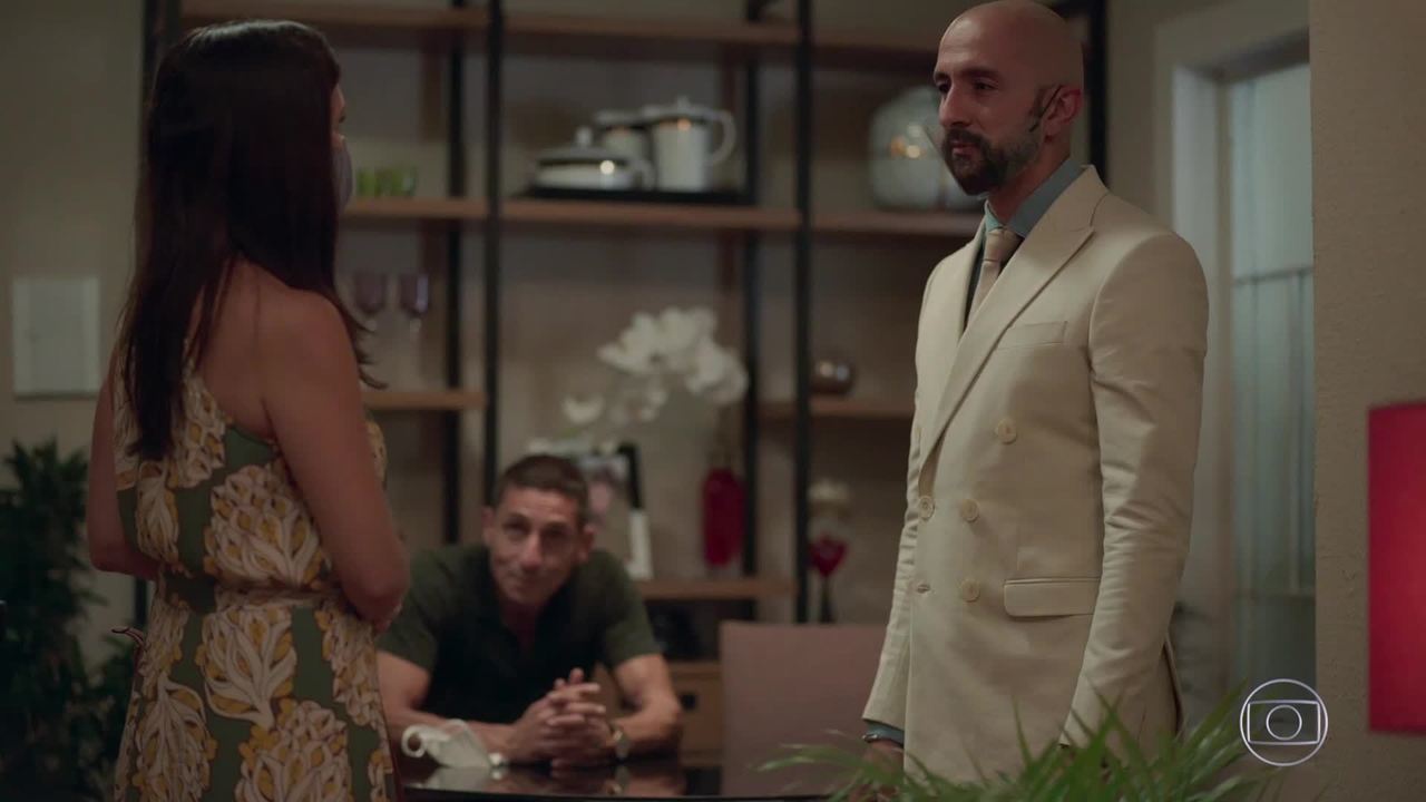 Thelma (Adriana Esteves), Álvaro (Irandhir Santos) e Belizário (Tuca Andrada) em Amor de Mãe