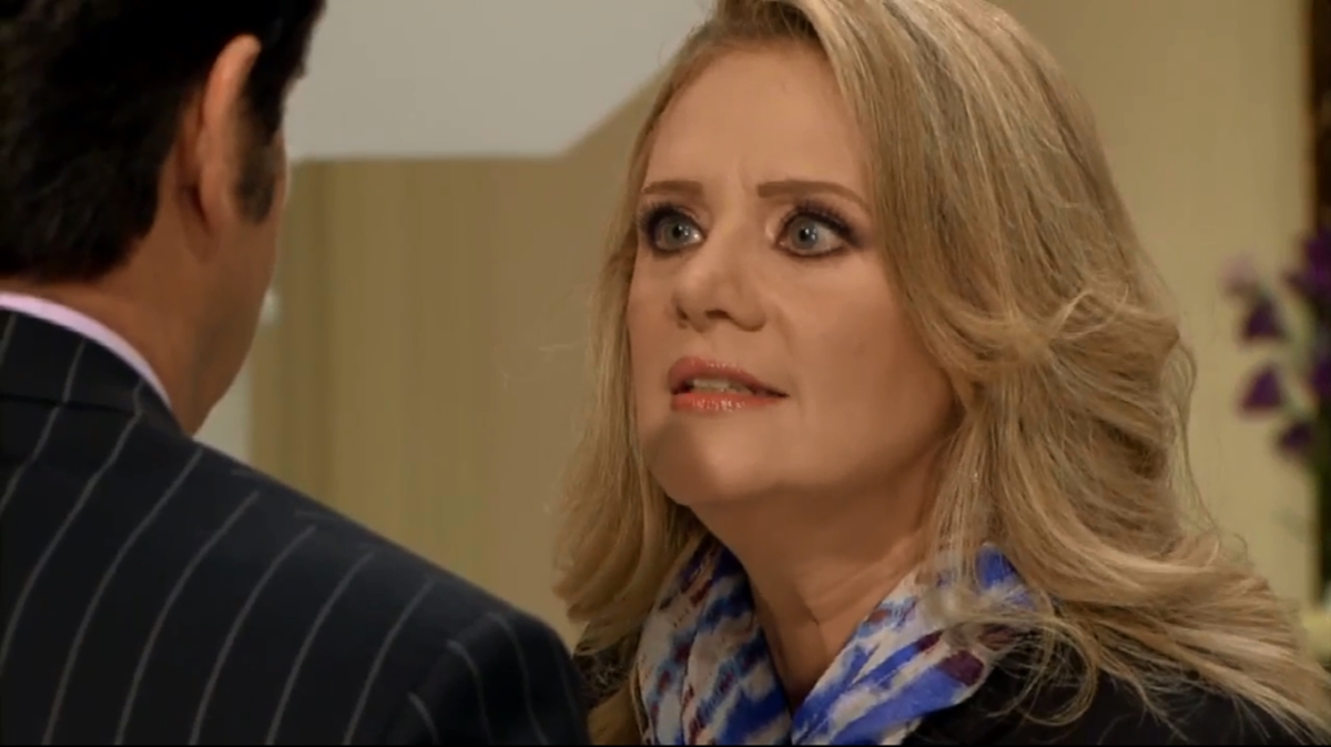 Vitória descobre traição de Nelson e Kendra (Reprodução: Televisa S.A.)