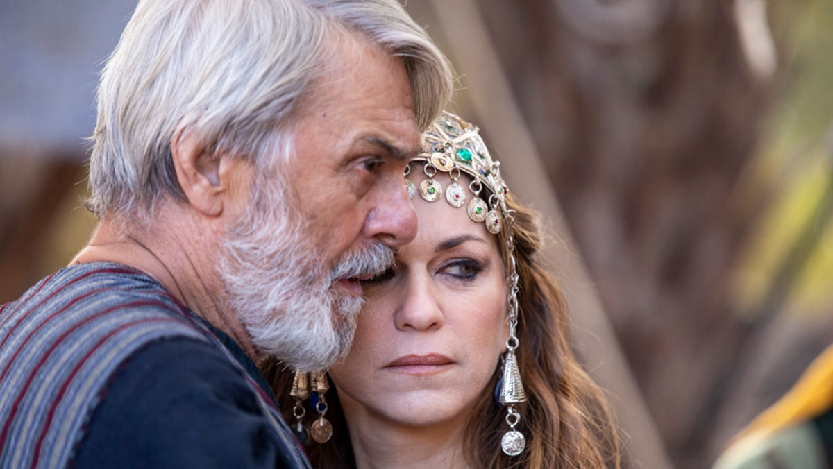 Abraão (Zécarlos Machado) e Sara (Adriana Garambone) em cena de Genesis (Reprodução: Record TV)