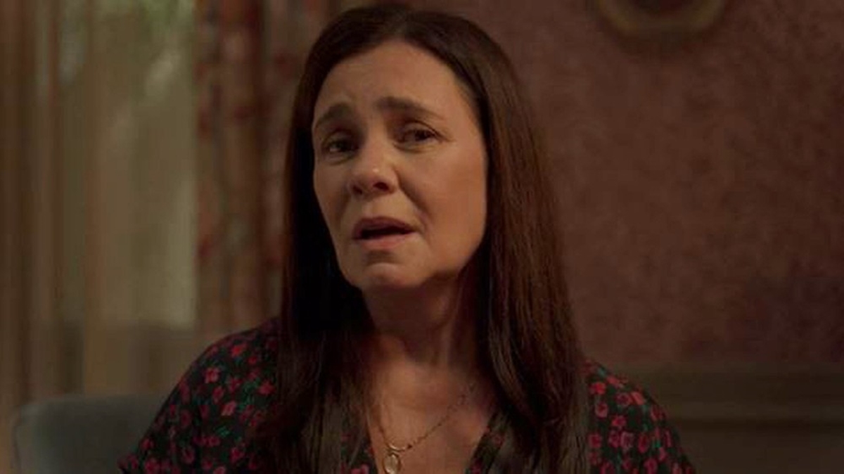 Thelma (Adriana Esteves) se faz de sonsa no velório de Lurdes (Regina Casé) (Foto: Globo)