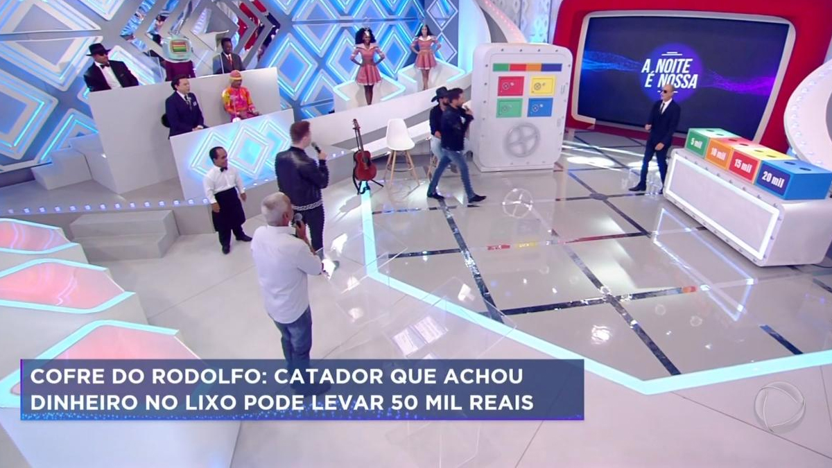 Palco do programa A Noite É Nossa com aglomeração