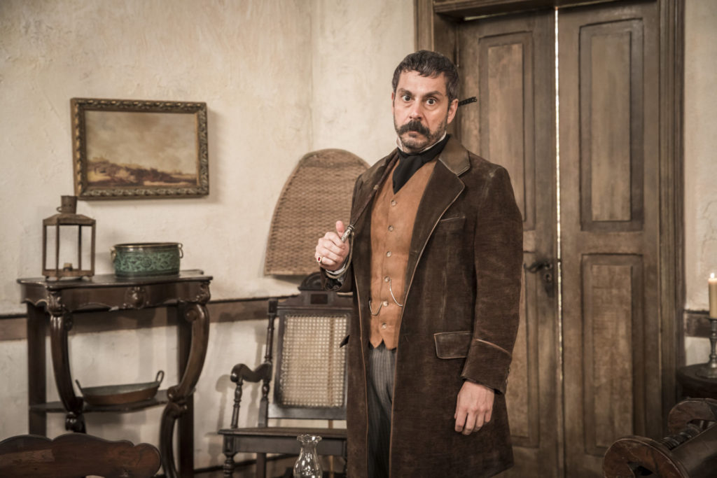 Alexandre Nero como Tonico Rocha em Nos Tempos do Imperador