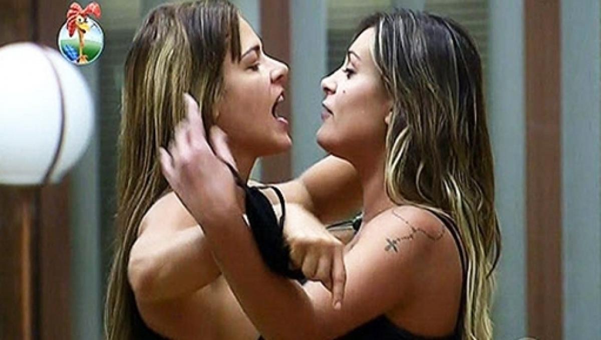 Andressa Urach e Denise Rocha em A Fazenda 6, no ano de 2013 (Reprodução: Record TV)