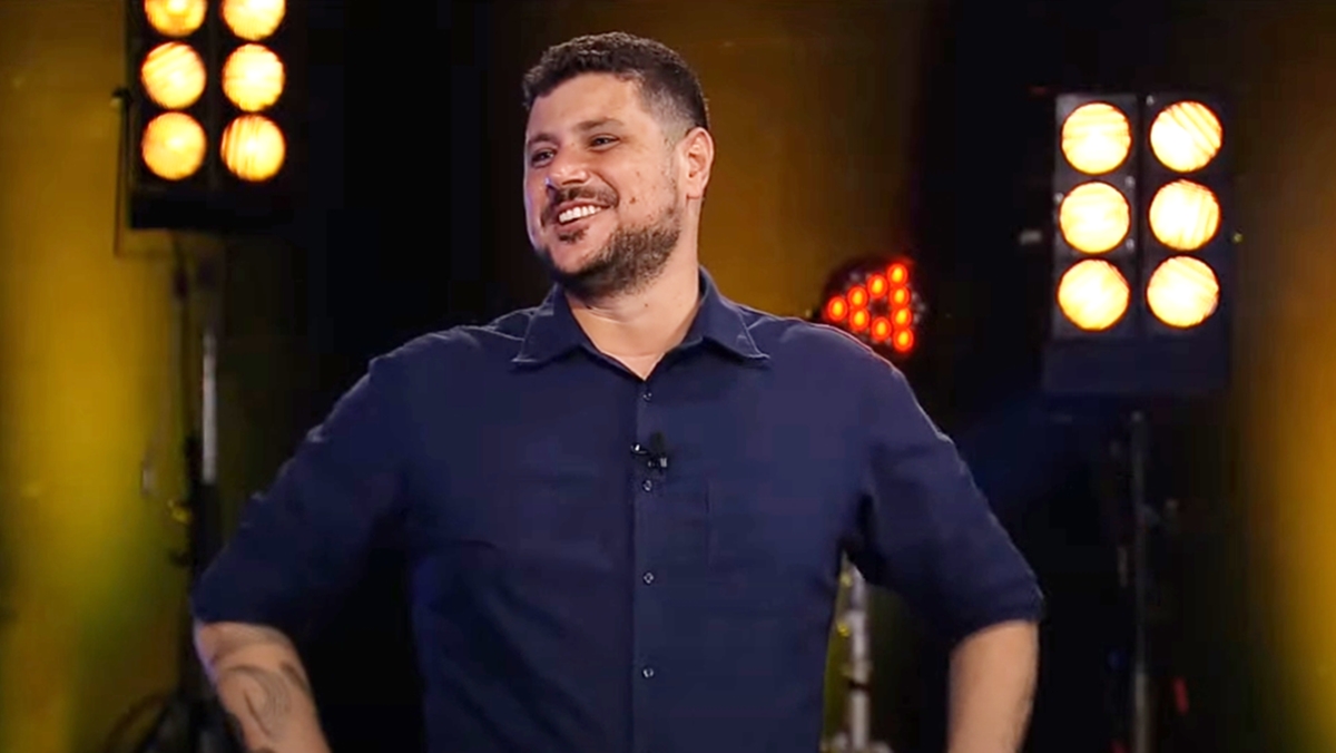 Ex-MasterChef Raul Lemos apresentará o Desvendando Cozinhas, novo reality de gastronomia da RedeTV! (Reprodução: RedeTV!)