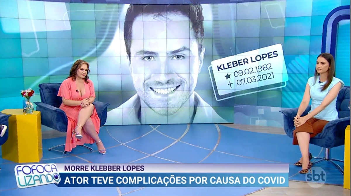 Fofocalizando encerra o programa desta segunda-feira, dia 8, com homenagem a Kléber Lopes, ator de A Praça É Nossa morto por complicações da Covid-19 (Reprodução: SBT)