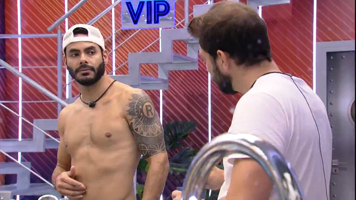 Rodolffo e Caio conversam no BBB 21