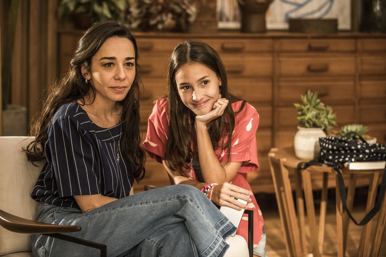 Natália (Clarissa Kiste) e Carol (Duda Batsow)