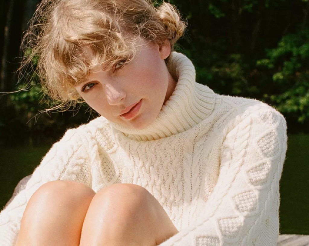 Taylor Swift em imagem de divulgação de seu álbum "Folklore"