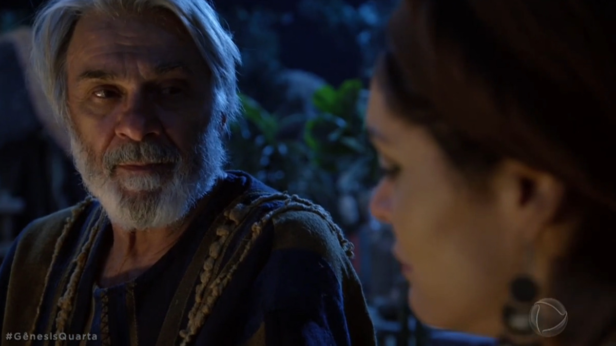 Abrão (Zé Carlos Machado) fica mais próximo de Agar (Hylka Maria) em Gênesis (Reprodução/Record TV)