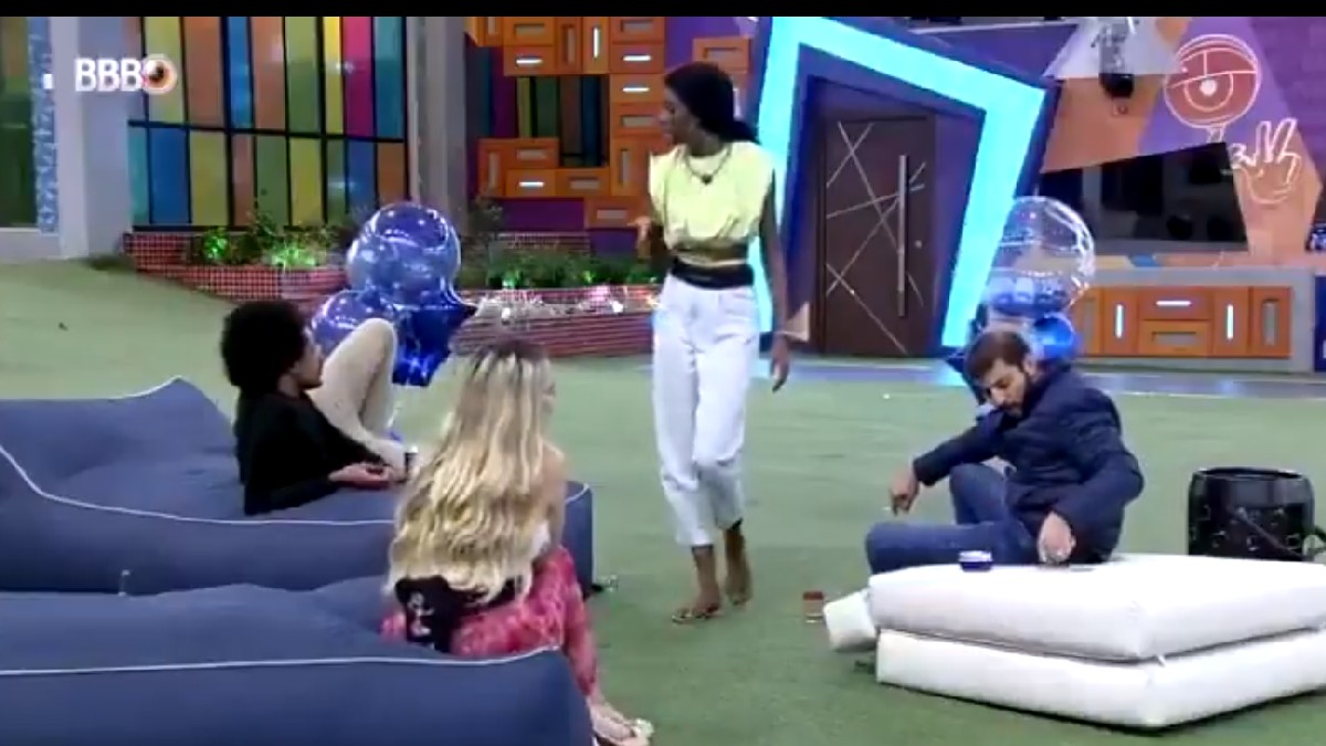 Brothers na área externa da casa do BBB 21