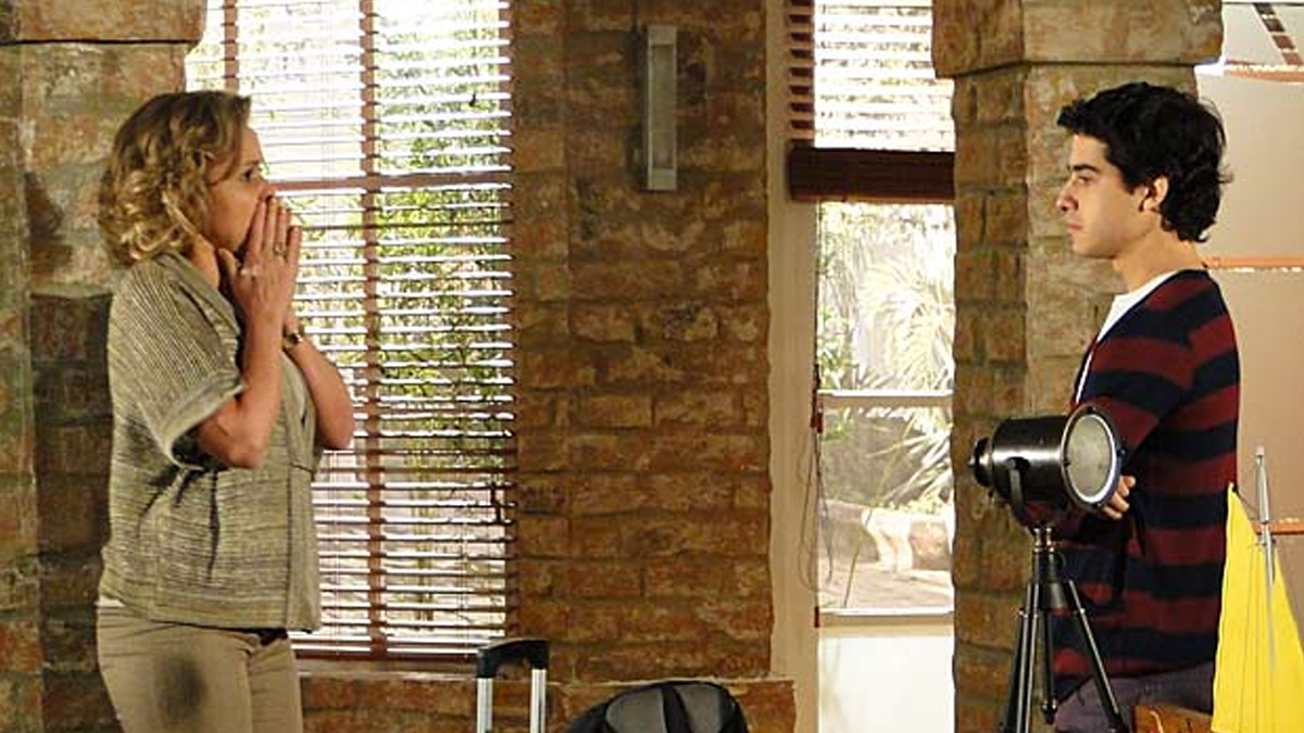 Bruna (Giulia Gam) fica chocada com revelação de Julinho (André Arteche) em Ti-ti-ti (Reprodução/Globo)
