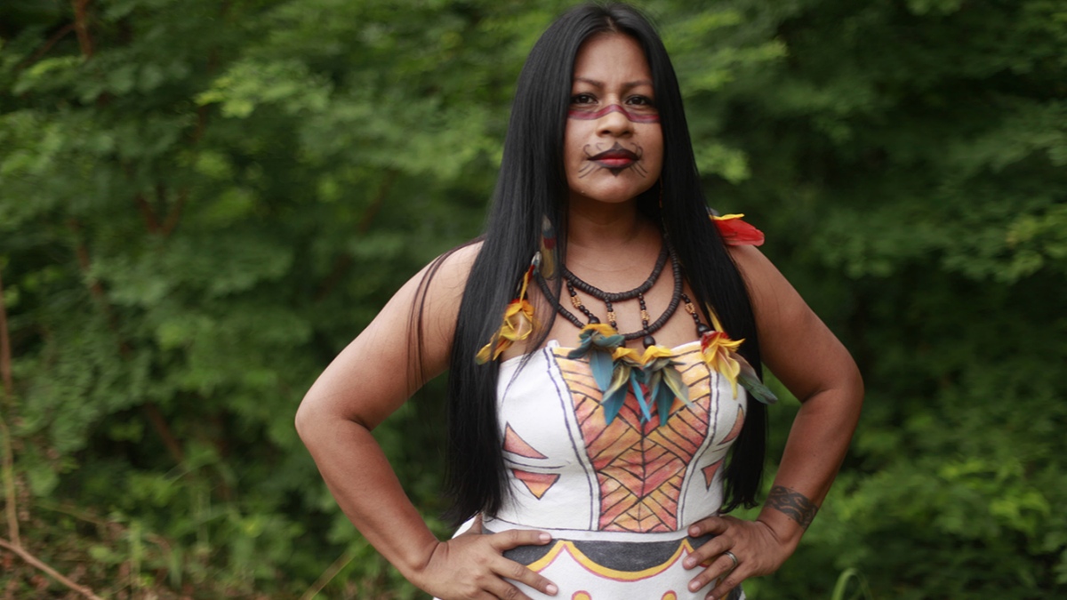 A atriz Djuena Tikuna participa de Falas da Terra