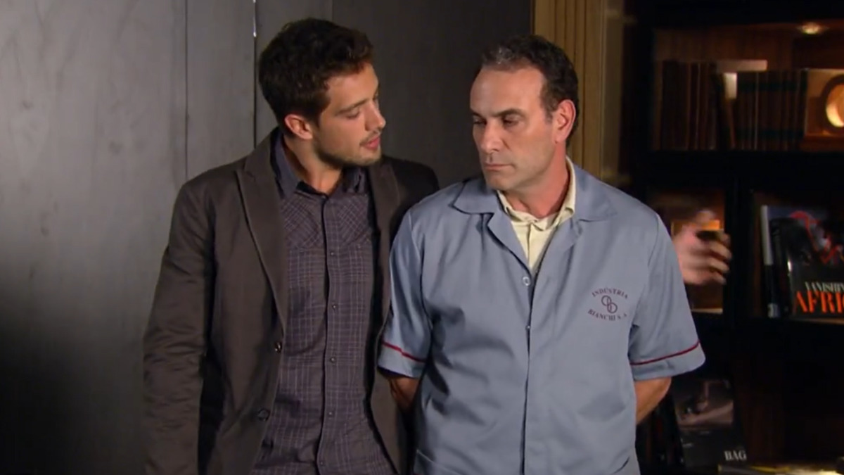 Gino (Marco Ricca) denuncia Jorgito (Rafael Cardoso) em Ti Ti Ti (Reprodução/Globo)