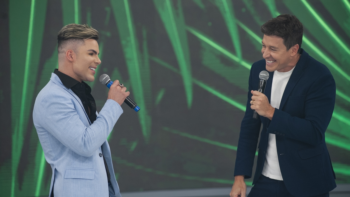 Júnior Beviláqua (o Ken humano) e Rodrigo Faro (Foto: Antonio Chahestian/Record TV)