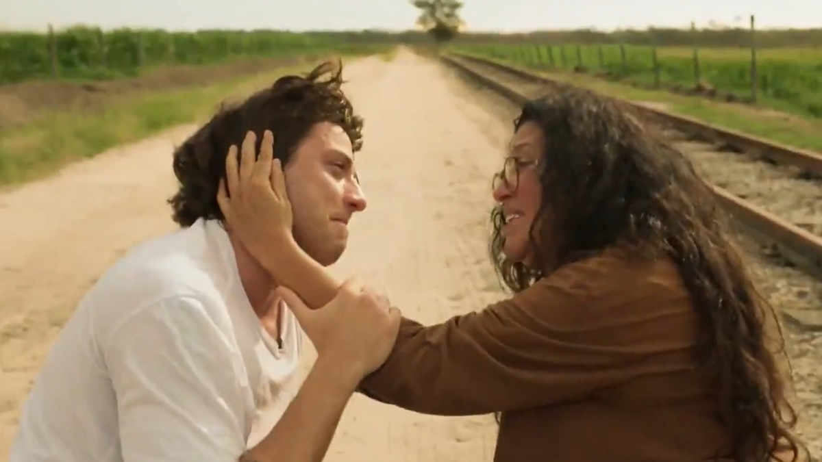 Lurdes (Regina Casé) conta para Danilo (Chay Suede) que ele é Domênico (Reprodução/Globo)