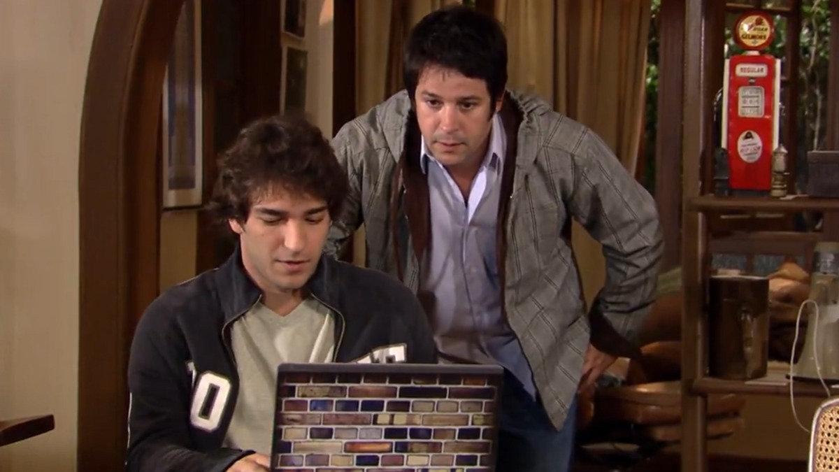 Luti (Humberto Carrão) e Ariclenes (Murilo Benício) em cena de Ti Ti Ti (Reprodução/Globo)