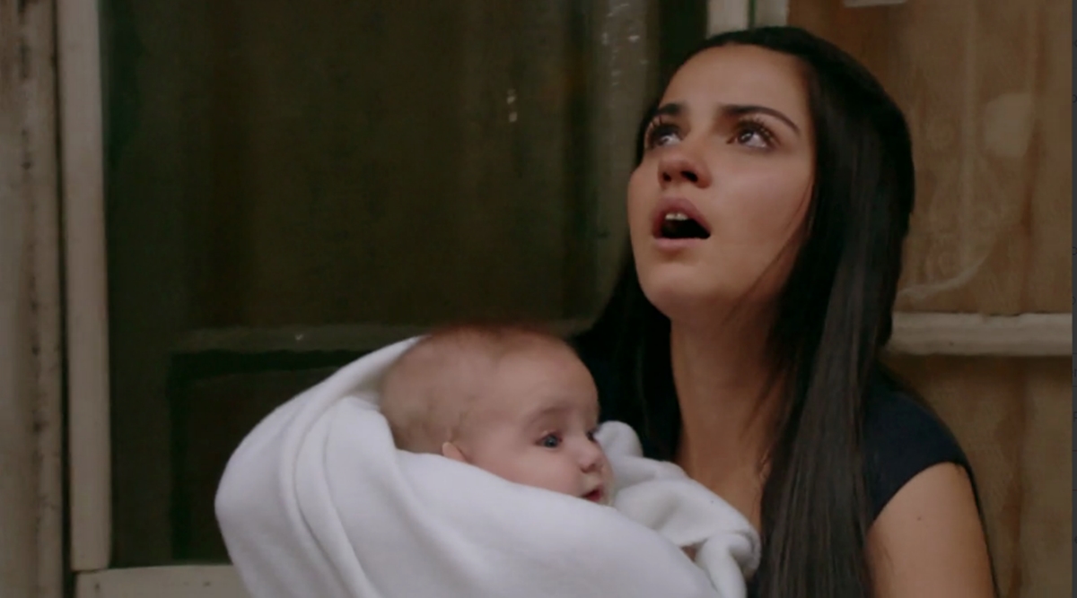Maria Desamparada tenta proteger o pequeno João Paulo (Reprodução: Televisa S.A.)