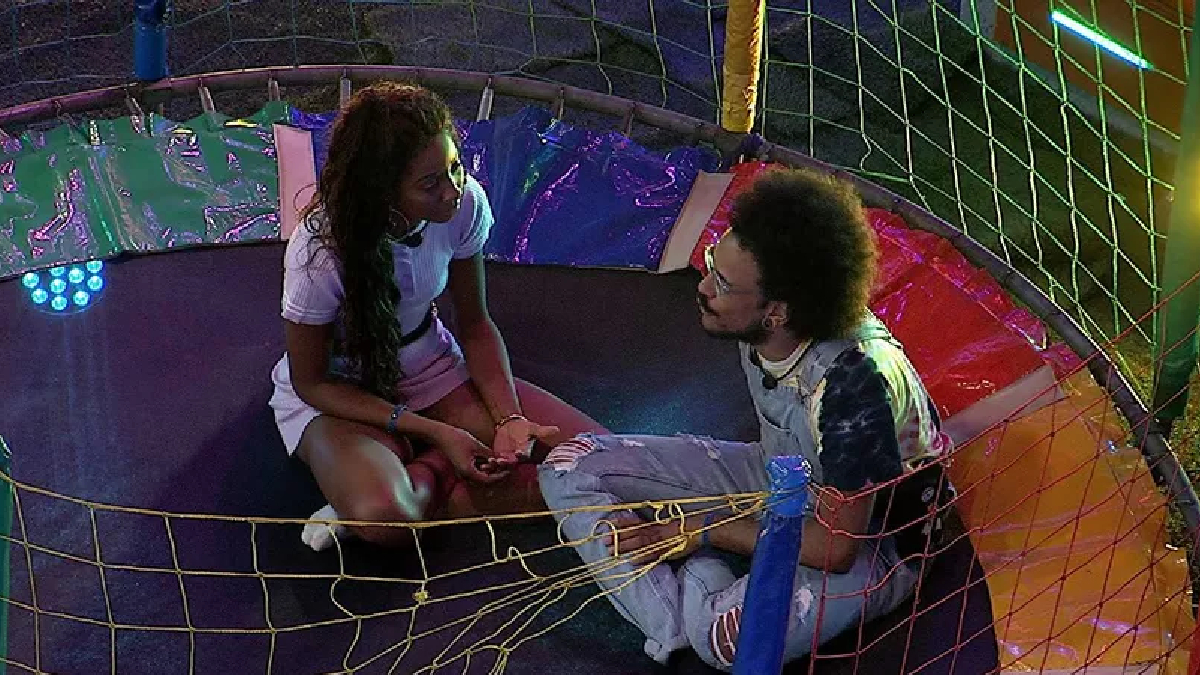 Camilla de Lucas e João Luiz conversam no BBB 21